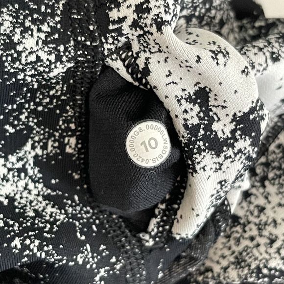 Lululemon Wunder Under Lunar New Year  Black White Leggings Women’s Size‎ 8 - Picture 12 of 13